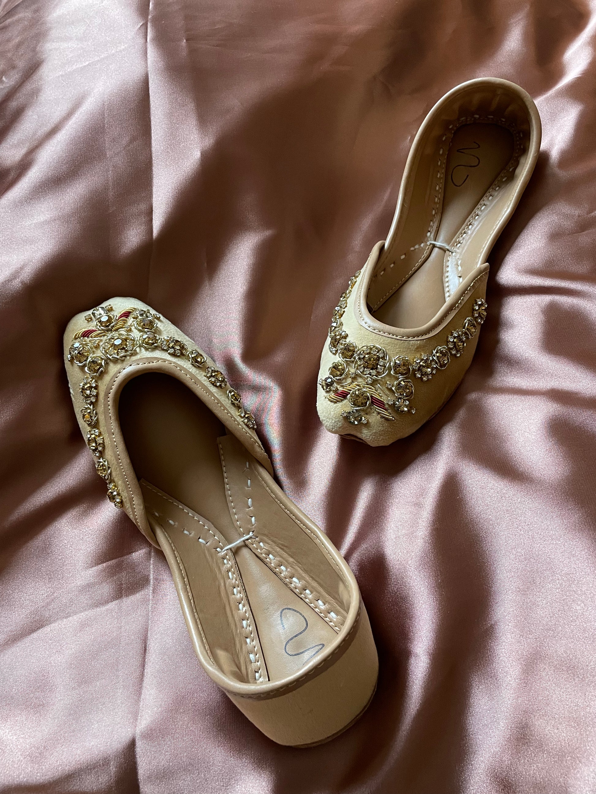 beige floral punjabi jutti